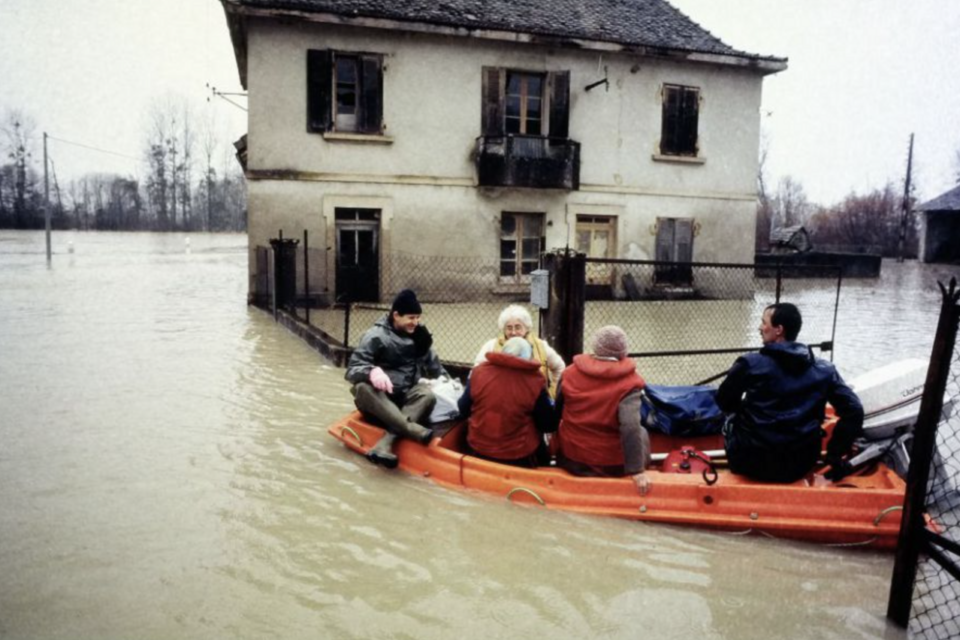 Des habitants du Bouchage évacués de leur maison lors de la crue du Rhône de 1990.