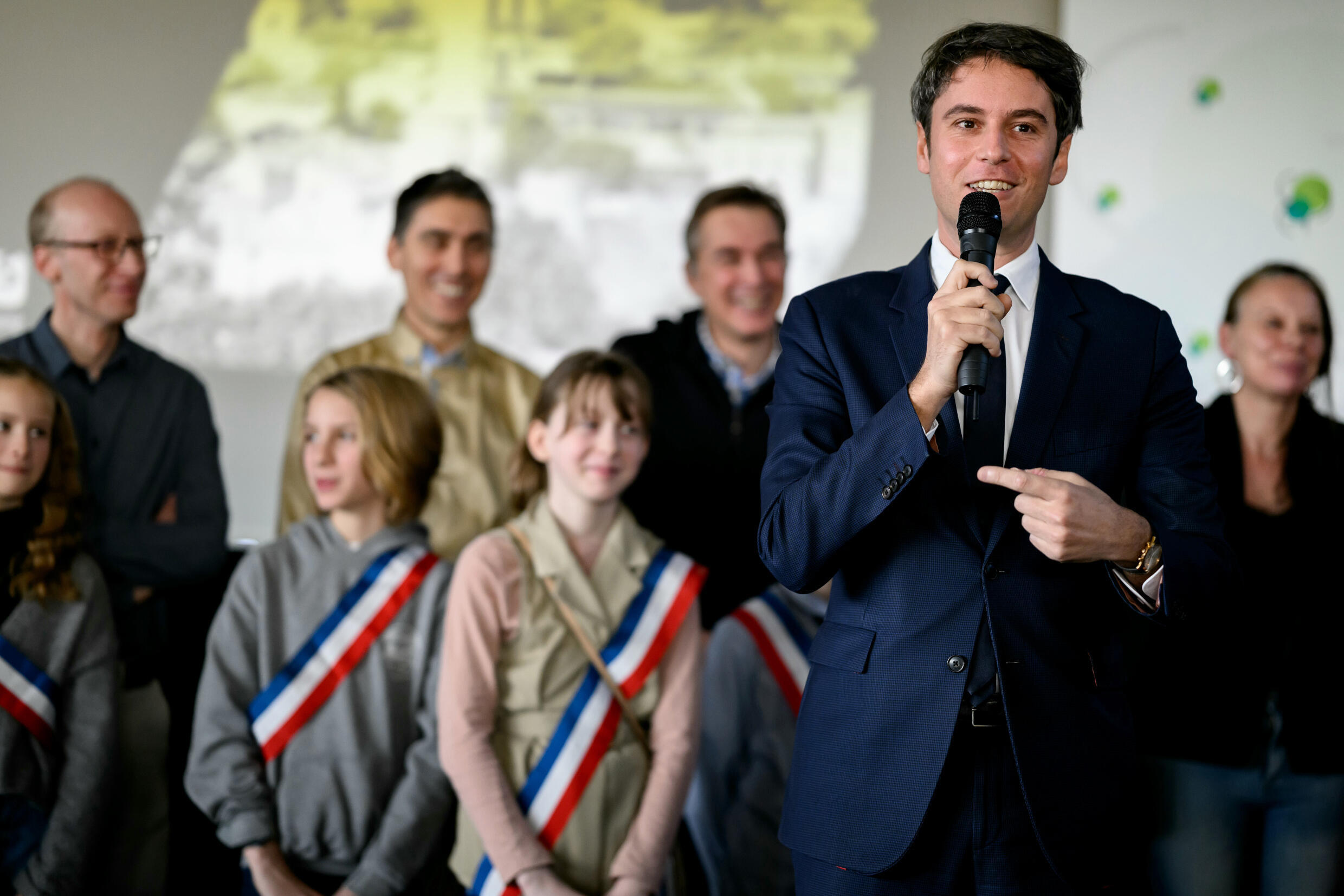 Le Premier ministre Gabriel Attal, à droite, lors d'un discours à Orliénas, dans le Rhône, le 20 janvier 2024