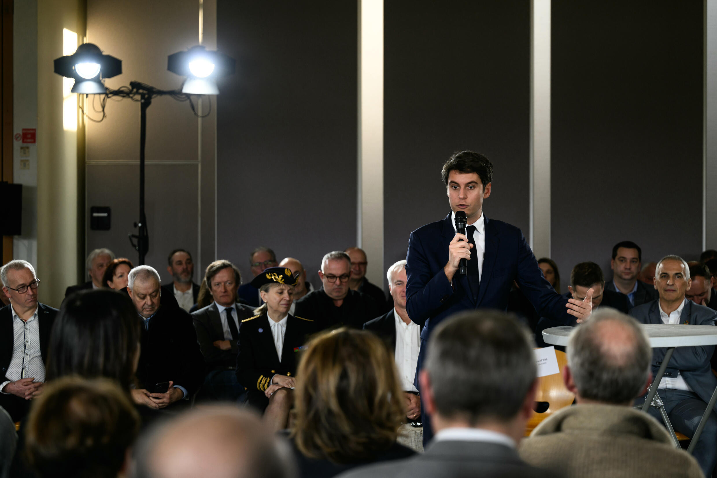 Le Premier ministre Gabriel Attal (D) lors d'un débat avec des maires et des habitants, le 20 janvier 2024 à Saint-Laurent d'Agny, dans le Rhône