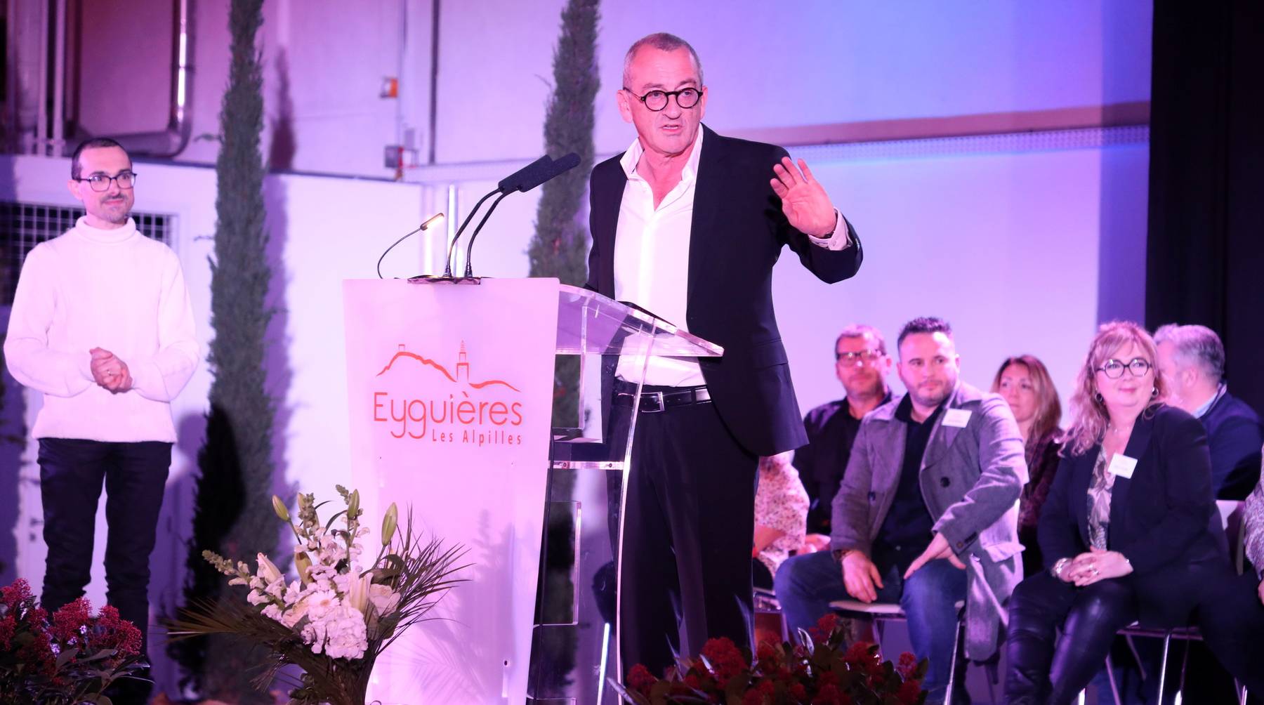 Eyguières : le maire Henri Pons met en garde les "pipelettes" qui "jacassent"