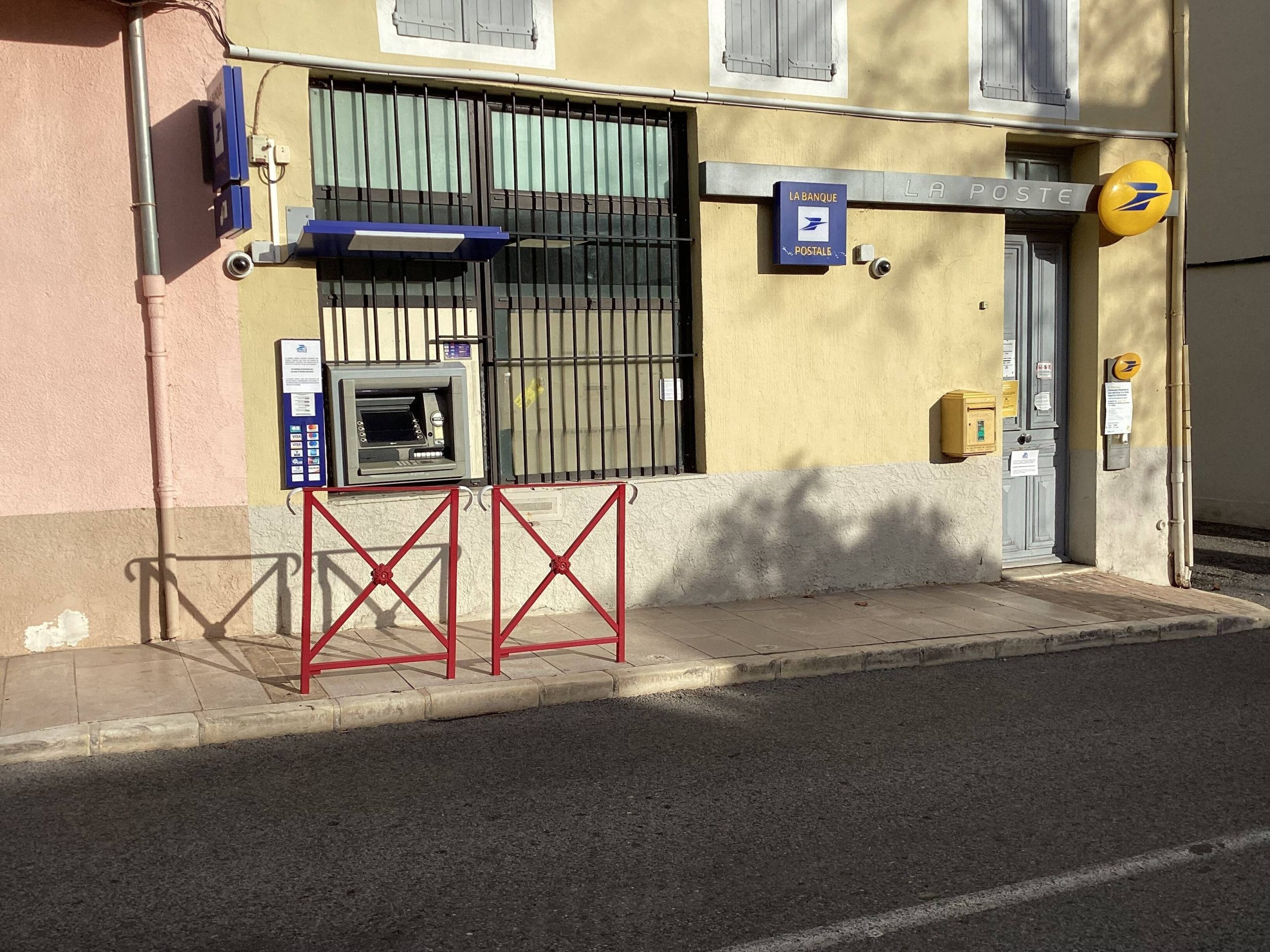 Le bureau de poste ferme, la mairie de Villecroze prend le relais