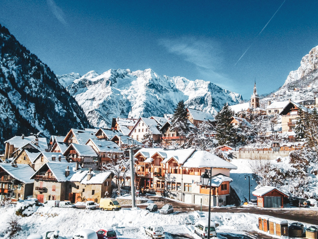 Ce village des Alpes souhaite attirer des familles : « Les Grenoblois devraient venir »