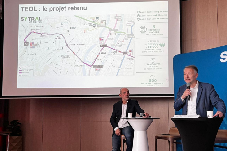 Bruno Bernard et Jean-Charles Kholaas ont présenté ce mercredi 29 avril 2024 le projet retenu pour le futur tracé du TEOL, projet devenu un prolongement du T2.